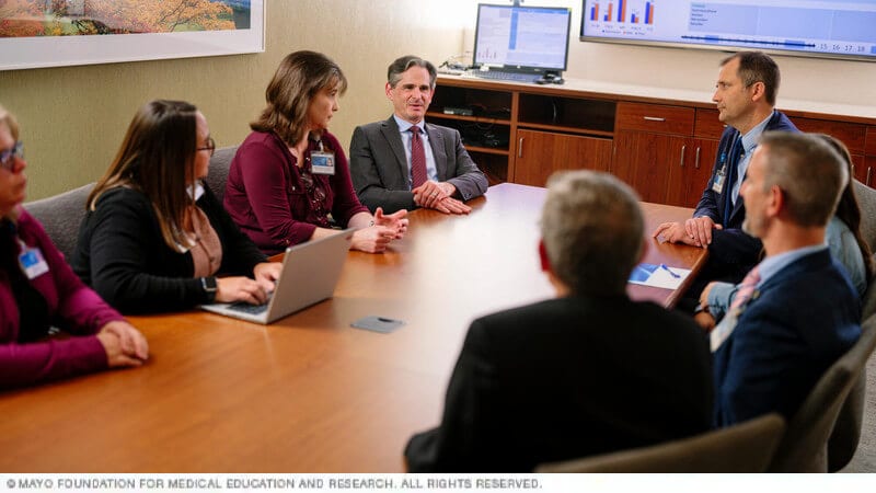 استشاريو التأهيل للتأقلم مع الآلام المزمنة يتشاورون معًا.