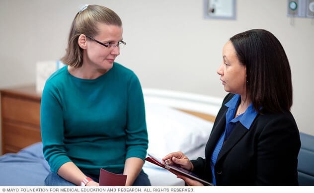 Un paciente recibe atención médica en el Departamento de Psiquiatría y Psicología de Mayo Clinic.