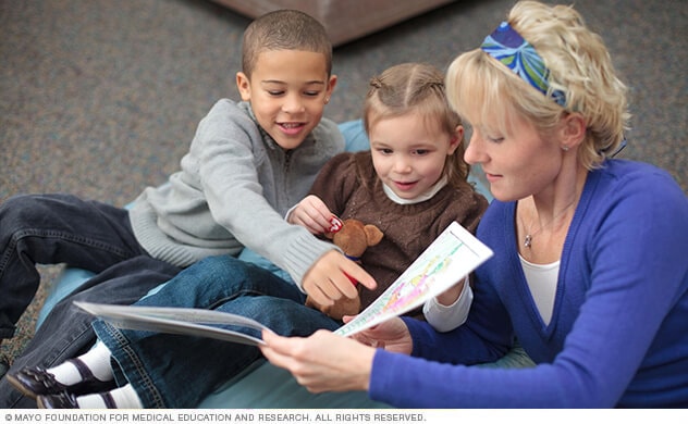 Un especialista trabaja con niños en el Departamento de Psiquiatría y Psicología de Mayo Clinic.